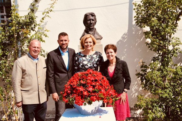 Bundeslandwirtschaftsministerin Julia Klöckner taufte neue Alexander-von-Humboldt-Rose