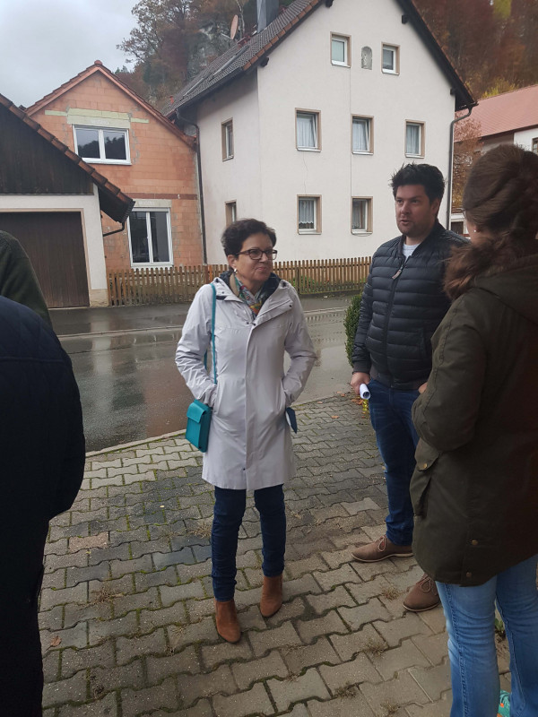 MdL Gudrun Brendel-Fischer beim Ortstermin in Oberailsfeld