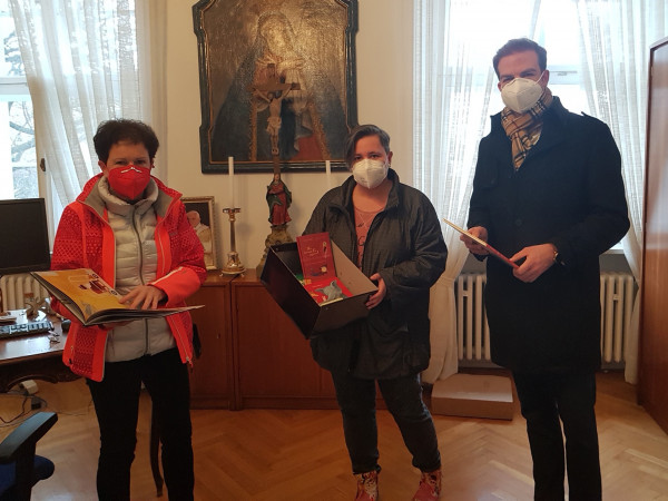 Integrationsbeauftragte übergibt mehrsprachige Bücherbox an Kita St. Vinzenz