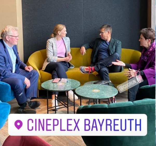 Unterwegs im Stimmkreis mit der Bayerischen Staatsministerin für Digitales Judith Gerlach – Cineplex Bayreuth