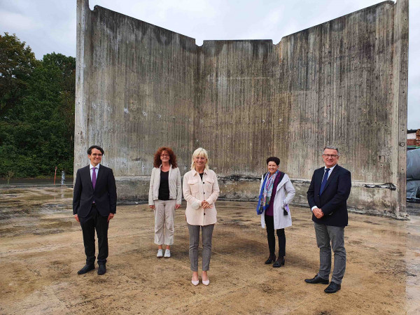 Besichtigung der Brandruine des Lebenswerkes (früher: WfbM)